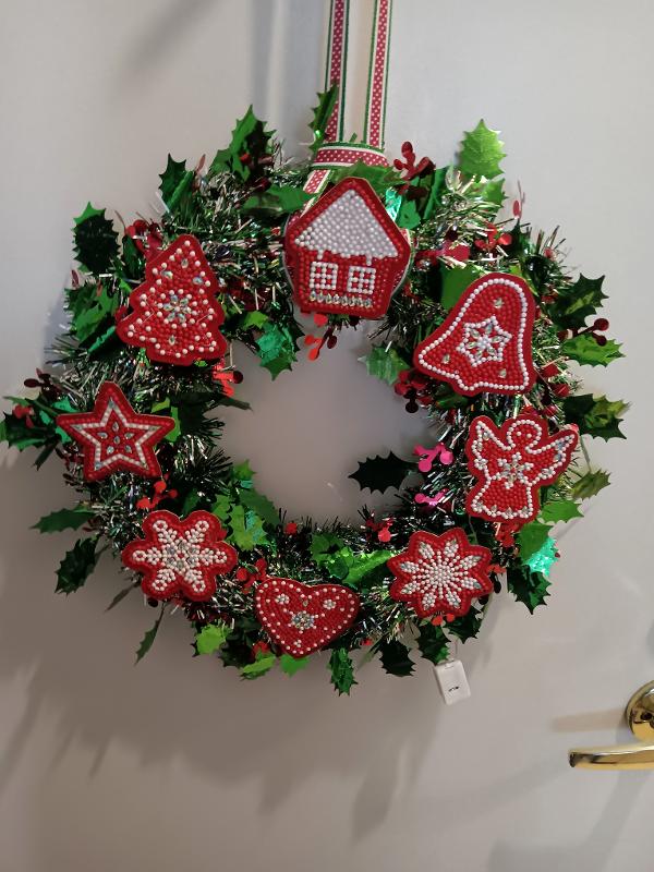 
Green tinsel wreath with red and white diamond art ornaments and lights