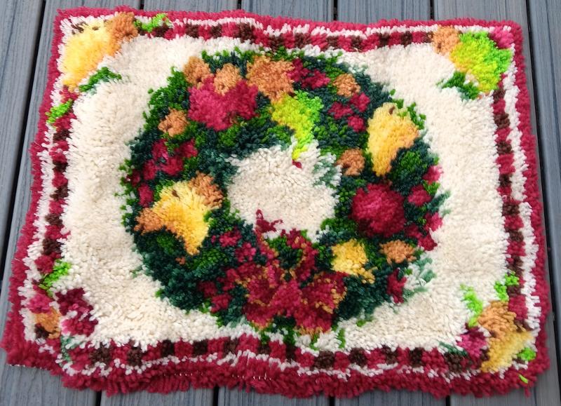 
Small Christmas wreath with fruit and a red border in latchhook